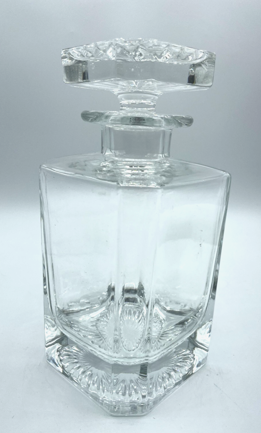 Vintage Whiskey Karaffe Glaskaraffe mit Glasstöpsel H 21 cm B 10 cm gepflegt0