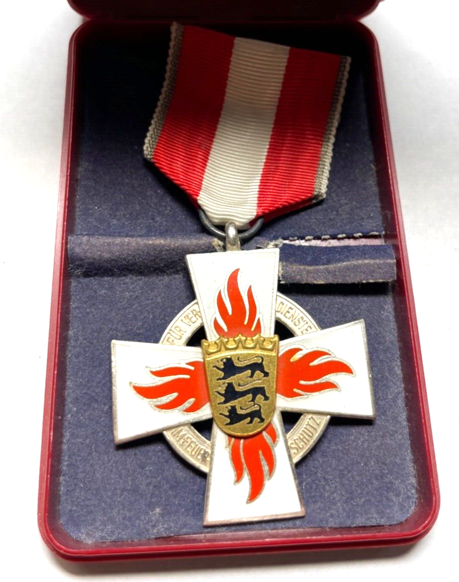 2x 25 Jahre Feuerwehr Leistungsabzeichen im Etui Verdienst Abzeichen B.-W. gepfl1