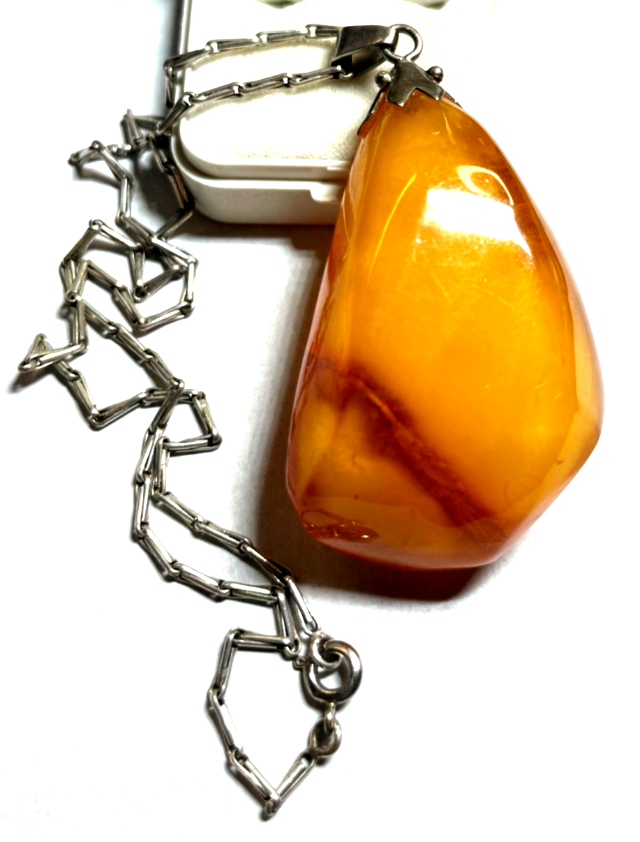 Stattlicher vintage Natur Bernstein Nugget poliert Anhänger + aparte Silberkette3