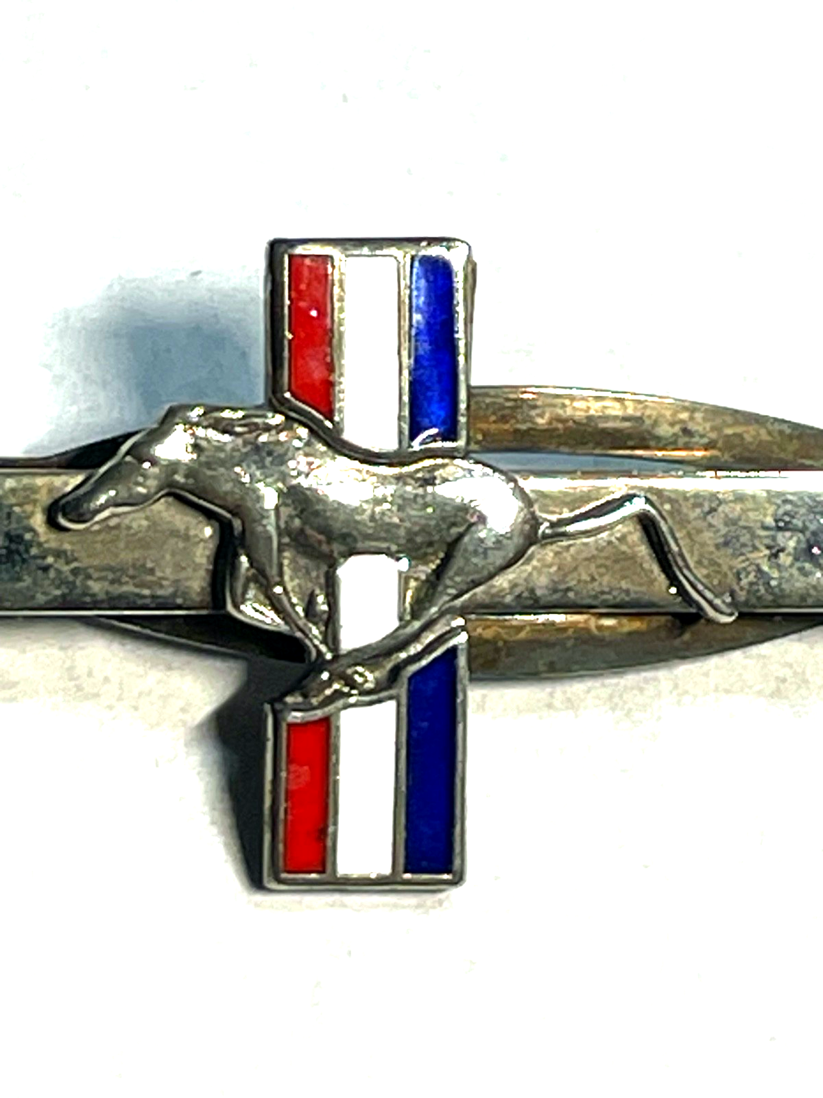 Vintage Krawattenklammer Ford Mustang versilbert + Emaille sehr gepflegt2