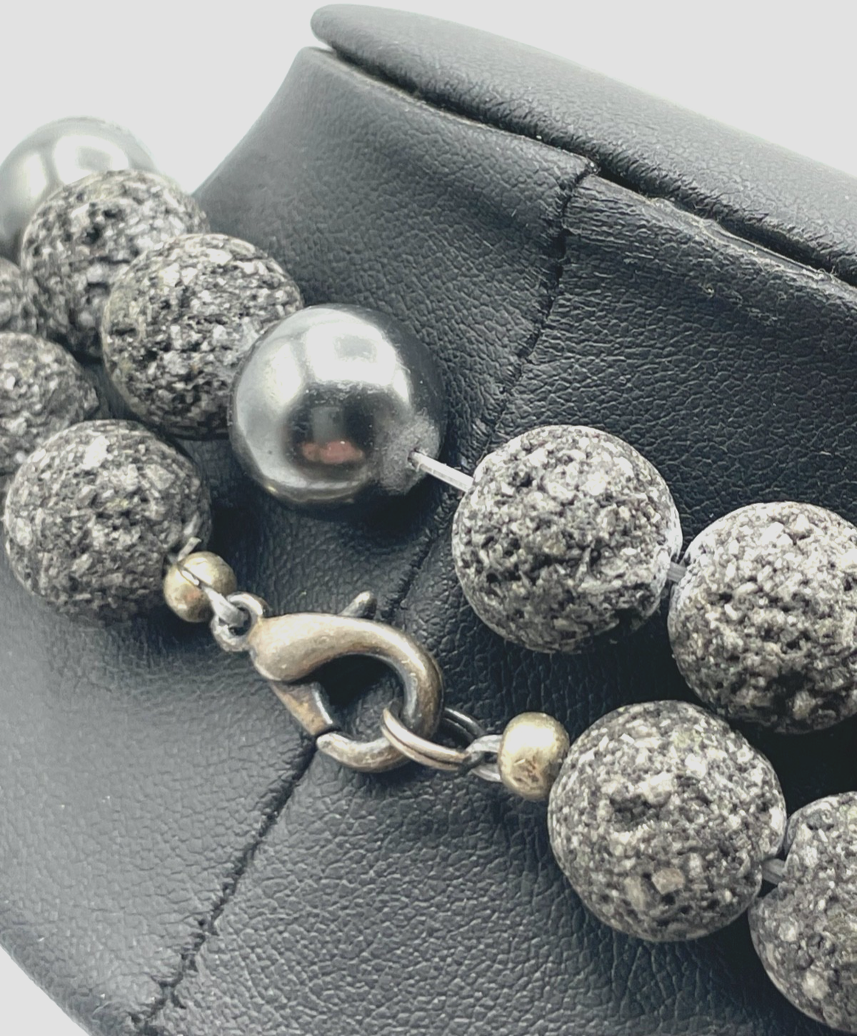 Stattliche 107 cm lange Lava Perlen Kette Ø 12 mm mit grauen Muschelkern Perlen3