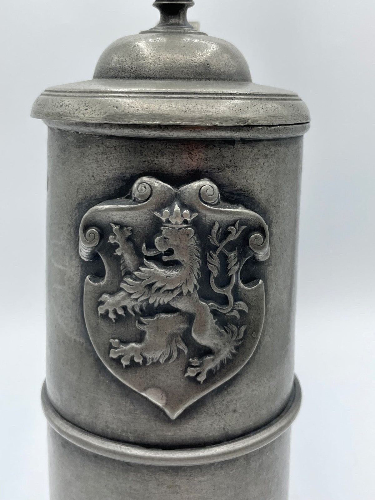 GILDE  Zinn Deckel Kanne Deckelkrug Schank Krug H 28 cm Antikstil Löwe Wappen2