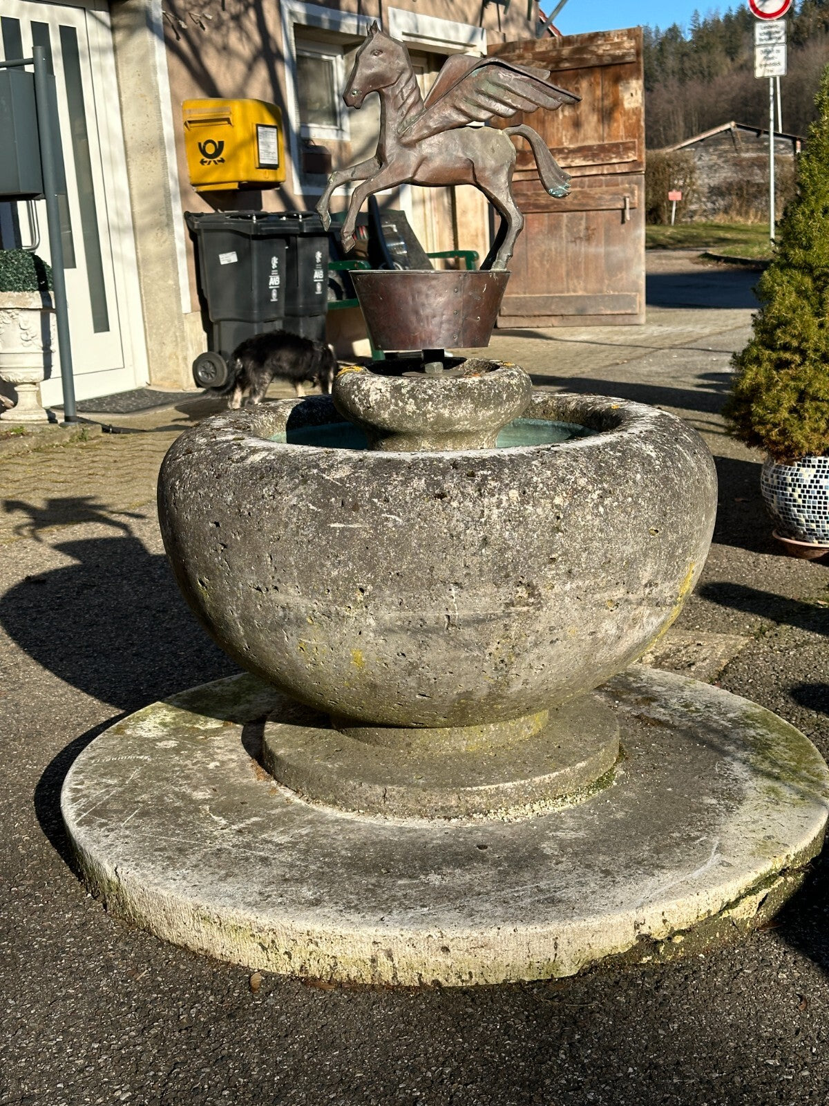 Steinbrunnen Garten Brunnen mit Bronze Figur - Pegasos Pegasus Pferd - Sandstein1