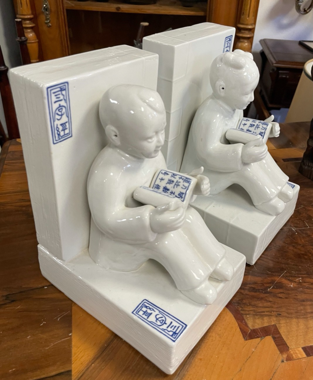 Gr. schwere figürliche Porzellan Buchstützen asiatische Kinder Weiß Blau 4,8 KG4