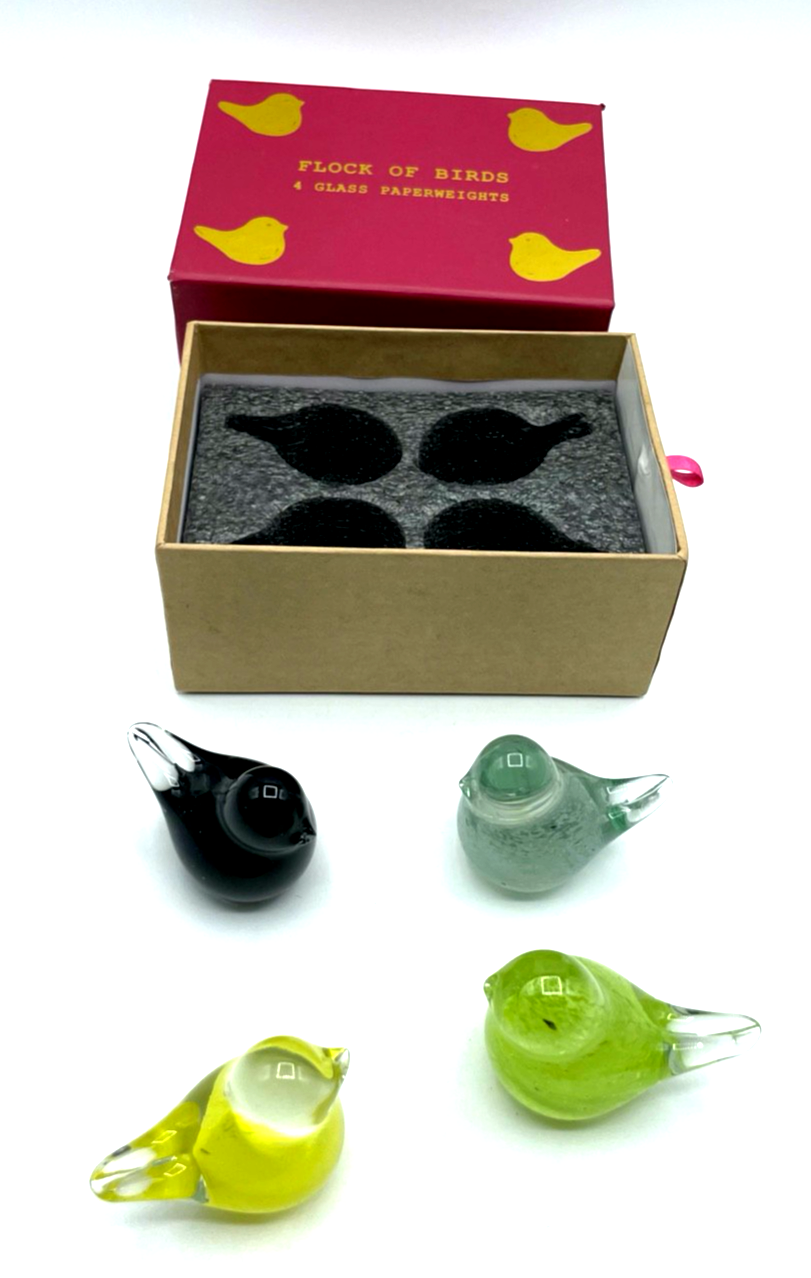 Schwarm Vögel 4 farbige Glas Paperweight Vogel Form orig. Geschenkbox unbenutzt3
