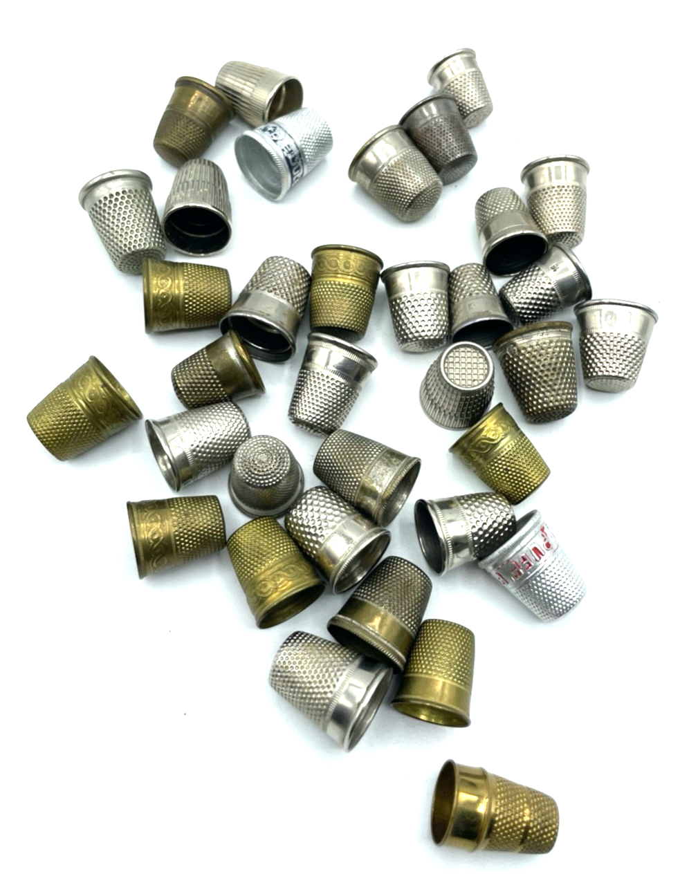 Vintage Konvolut 36 alte Fingerhüte aus Metall Dachbodenfund gepflegt1
