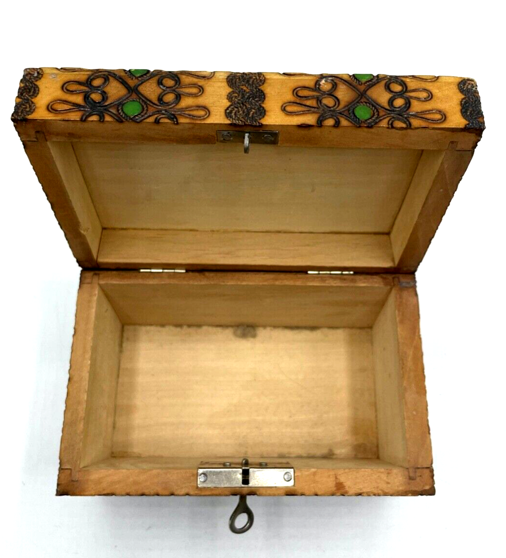 Dachbodenfund alte konische Holz Schatulle Handarbeit Brandmalerei mit Schlüssel6