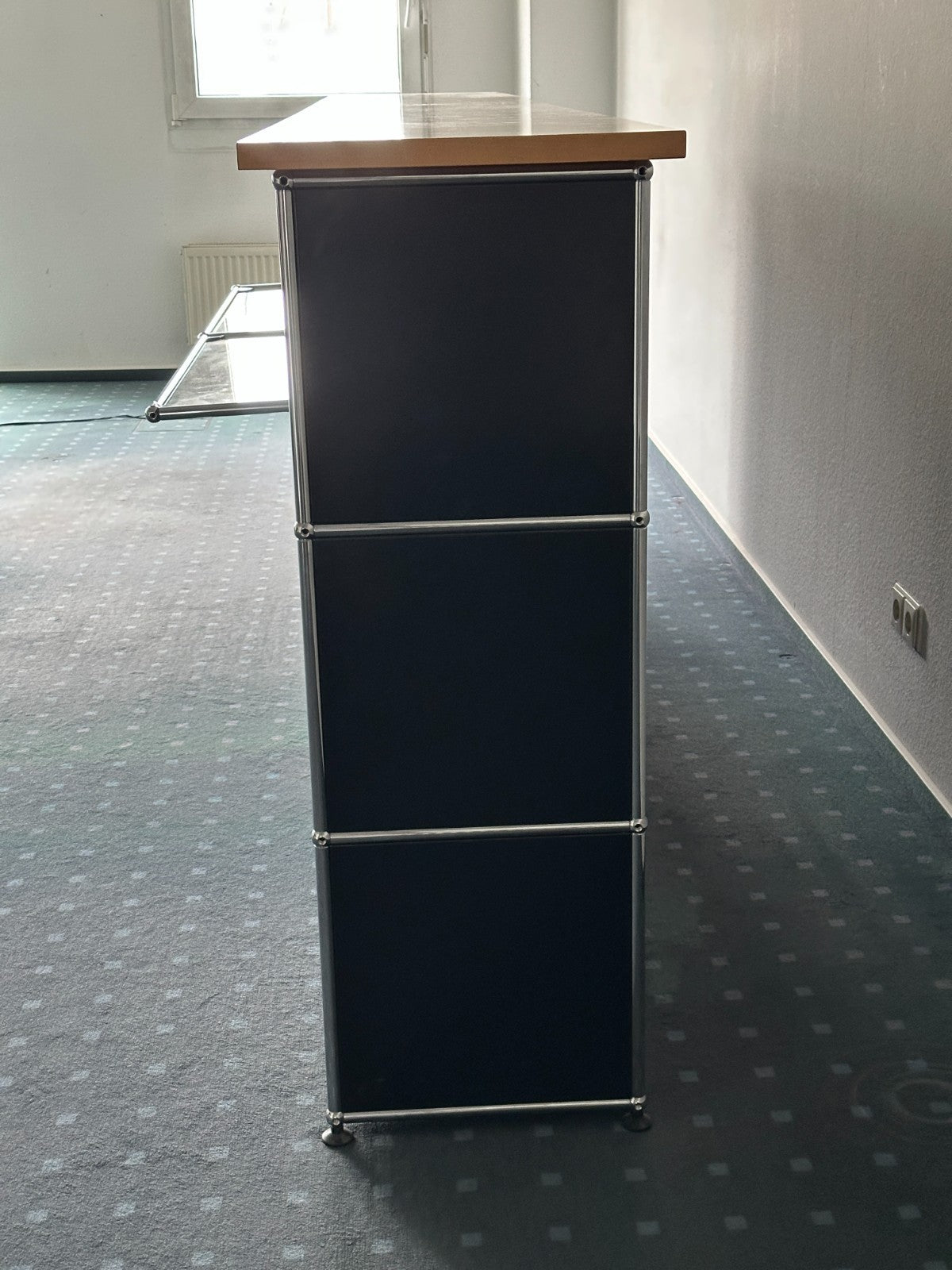 USM Haller Empfangstheke - Design Möbel Klassiker mit Holzplatte und Glasplatte3