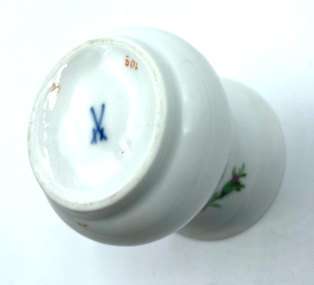 Vintage kl. Meissen Porzellan Vase Wildrose rote Rose Dekor H 6,3 cm  1A Zustand7