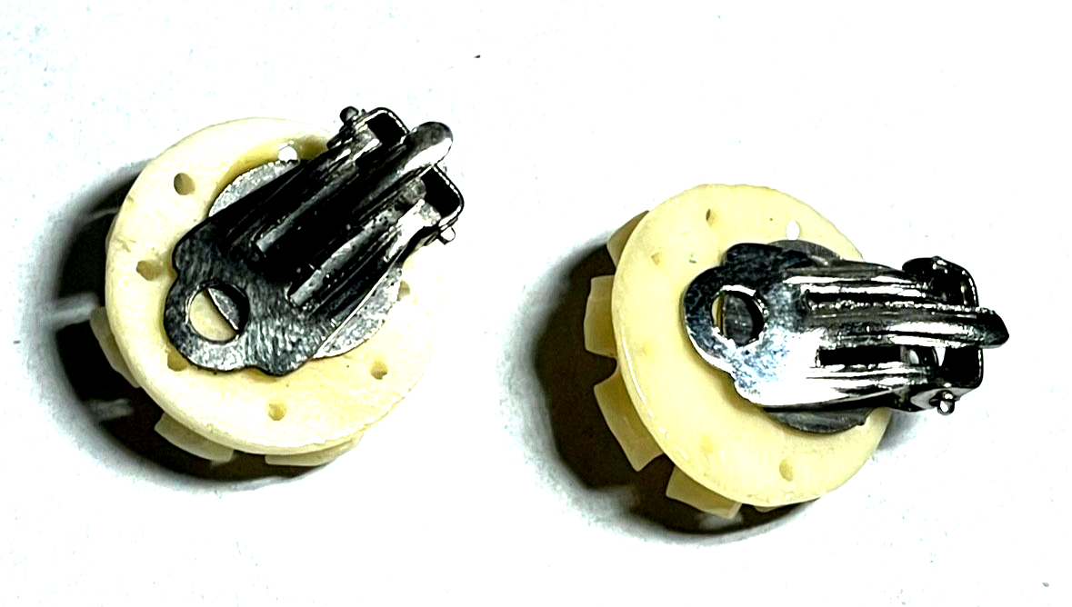 Paar vintage handgeschnitzte Horn Ohrclips Clips Blüten  Ø  19 mm sehr gepflegt1
