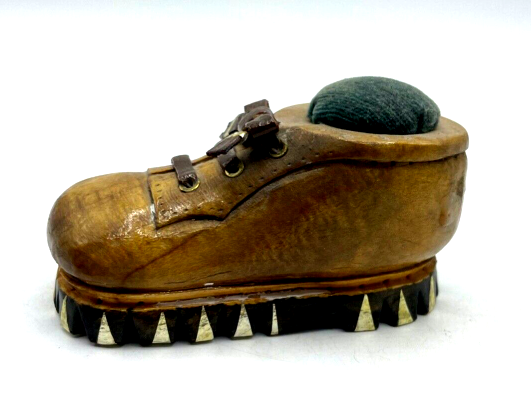 Altes Nadelkissen Bergsteiger Schuh Holz Handarbeit pin cushion Souvenir0