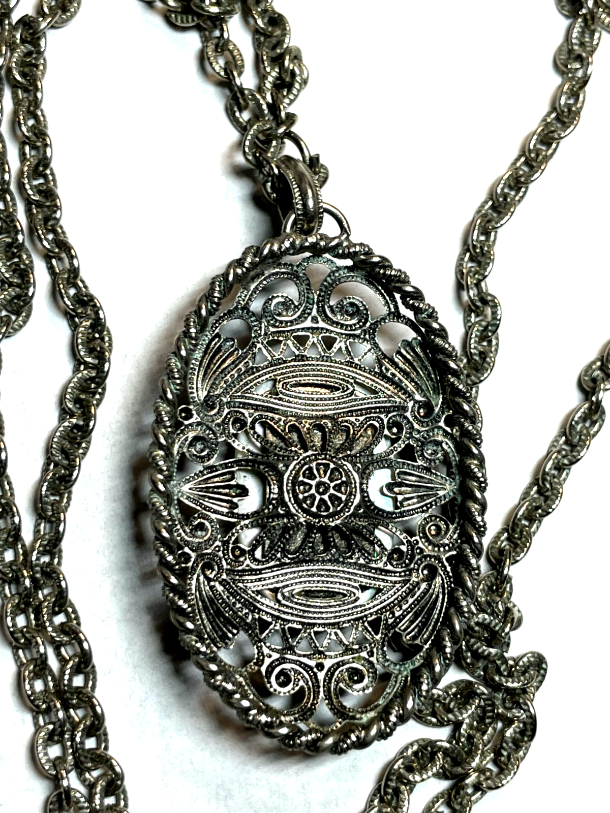 Vintage Modeschmuck gr. Nofretete Amulett auf Perlmutt versilbert lange Kette4