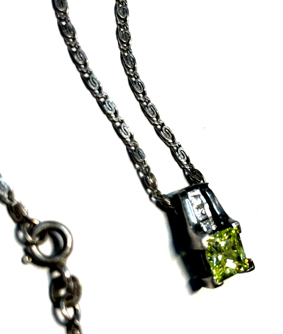 Attraktiver Anhänger Peridot grün CZ an 45 cm langen Silberkette Mäander Dekor3