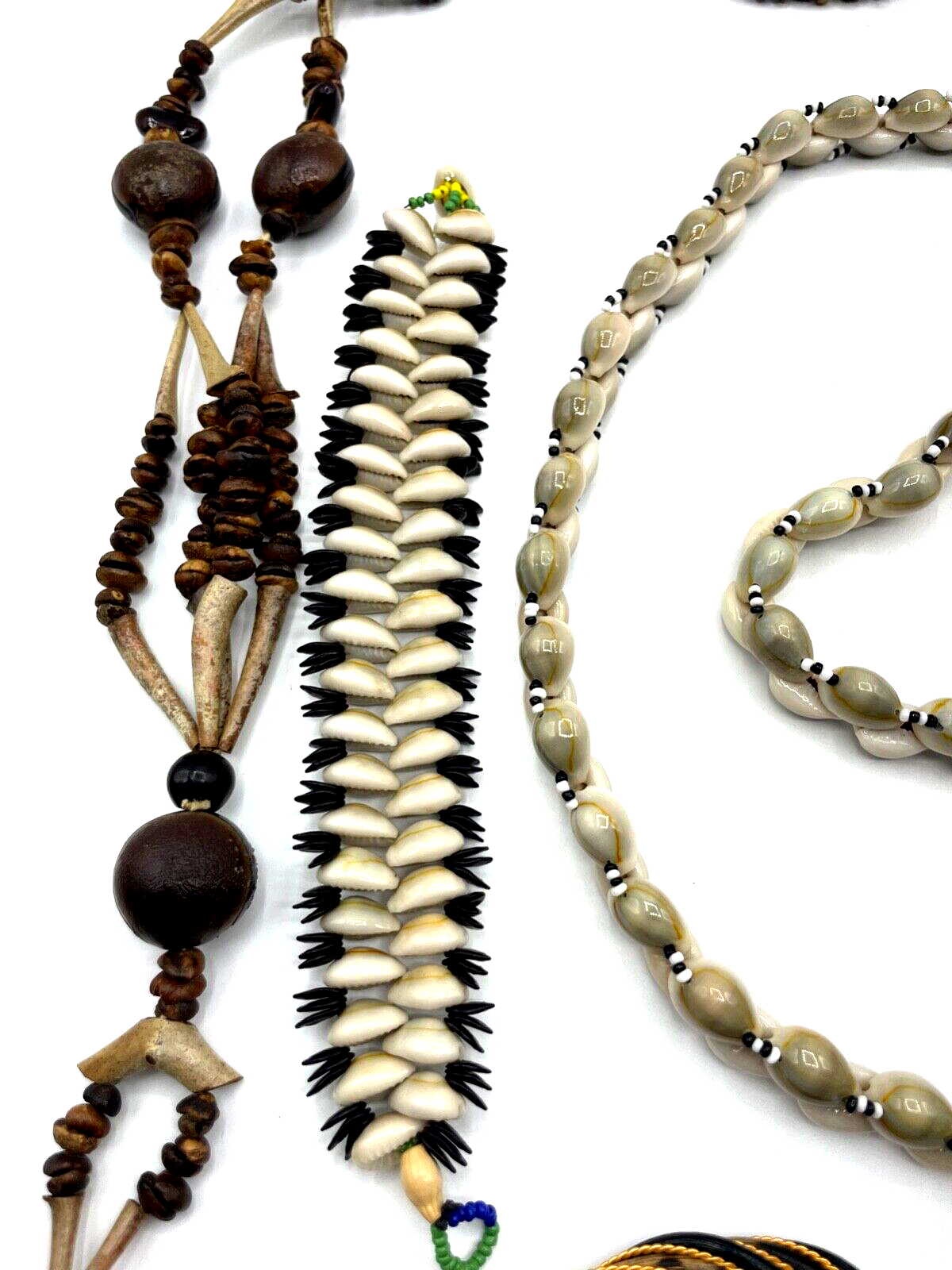 Konvolut Ethno Schmuck Ketten Armreif Armband Horn Bein Perlmutt Kauri Muschel9