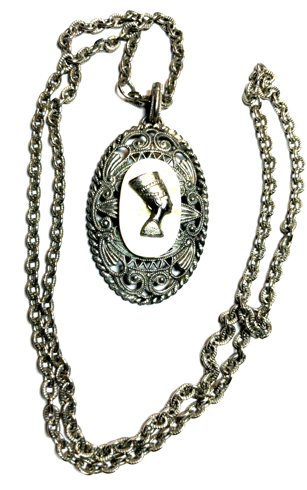 Vintage Modeschmuck gr. Nofretete Amulett auf Perlmutt versilbert lange Kette2