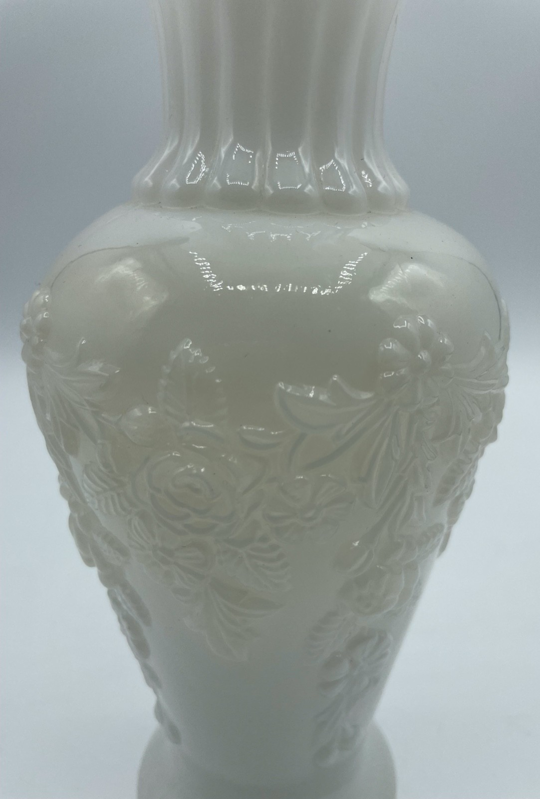 Antik Jugendstil Opalglas Milchglas Vase Blumen Dekor halbplastisch Rand gewellt2