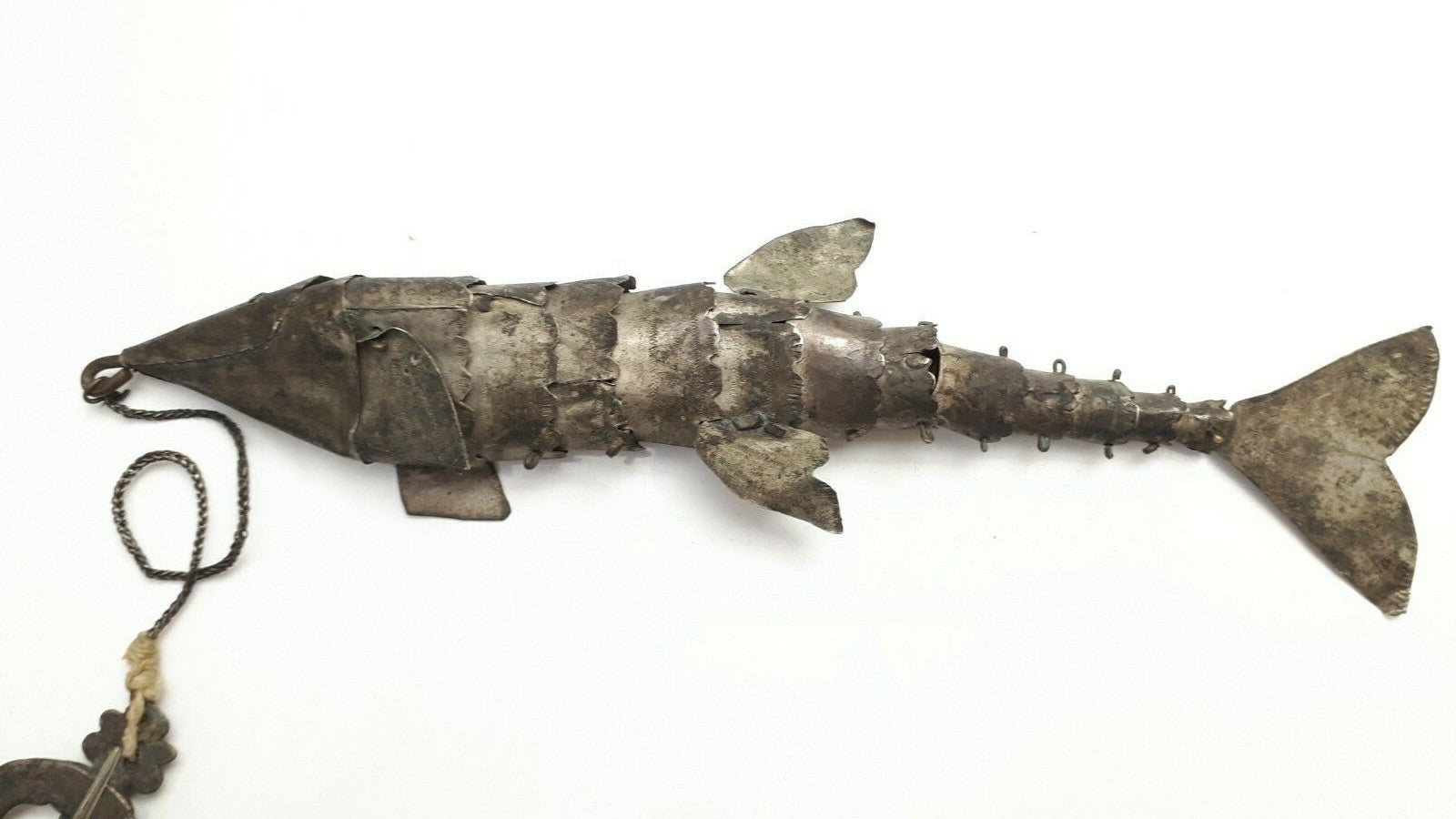 XL Gewandnadel mit Gliederfisch - Kolonialzeit, 18. - 19. Jh. sehr selten3