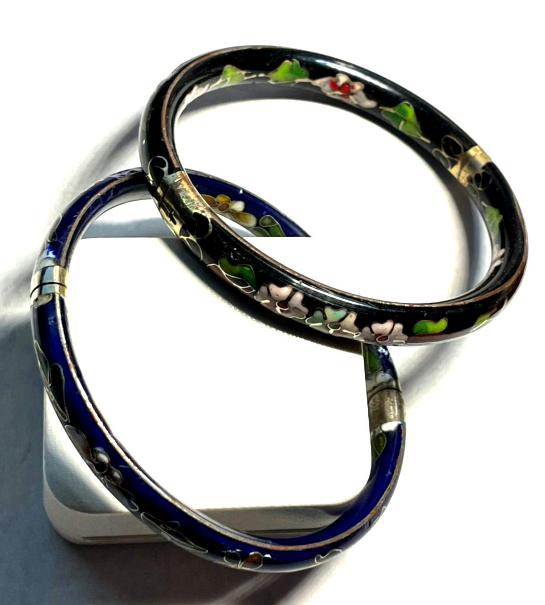 2 vintage Cloisonne Armreifen Emaille Klappreifen Blau + Schwarz Blüten Dekor7