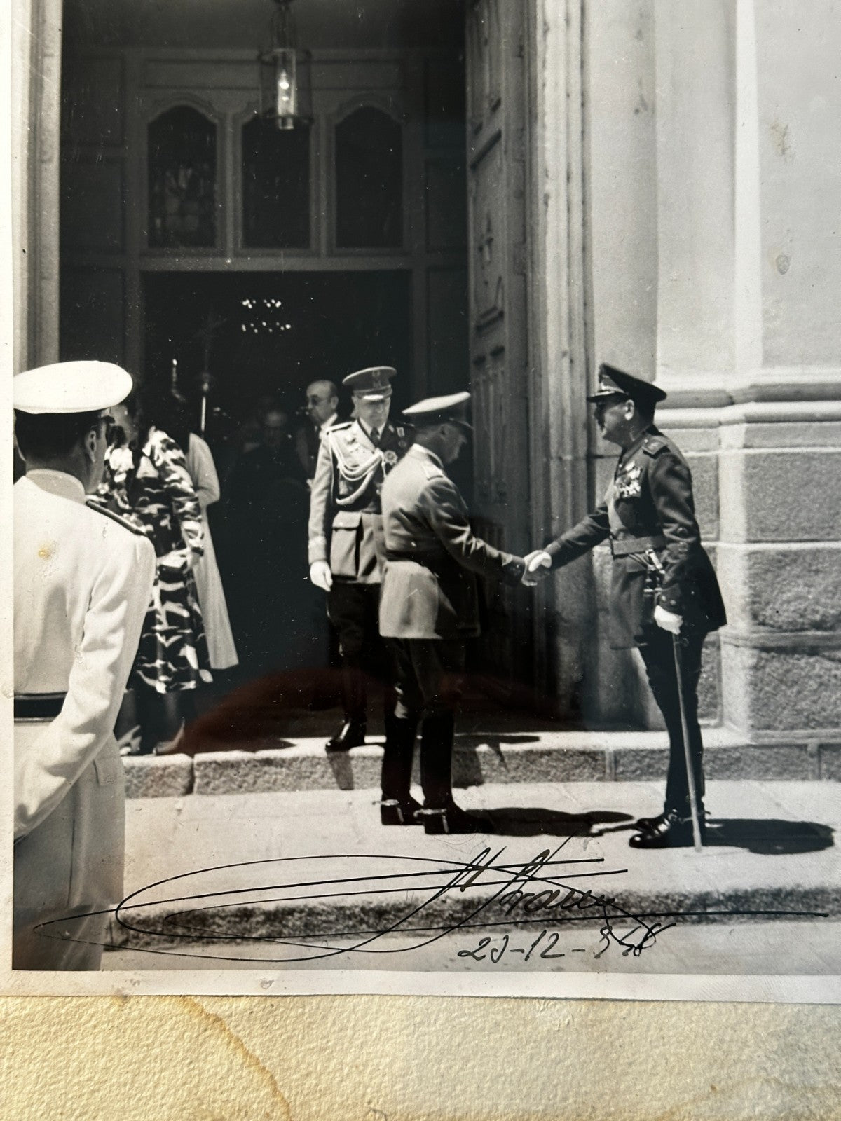Francisco Franco – signierte Original-Fotografie am Kircheingang El Prado Madrid1