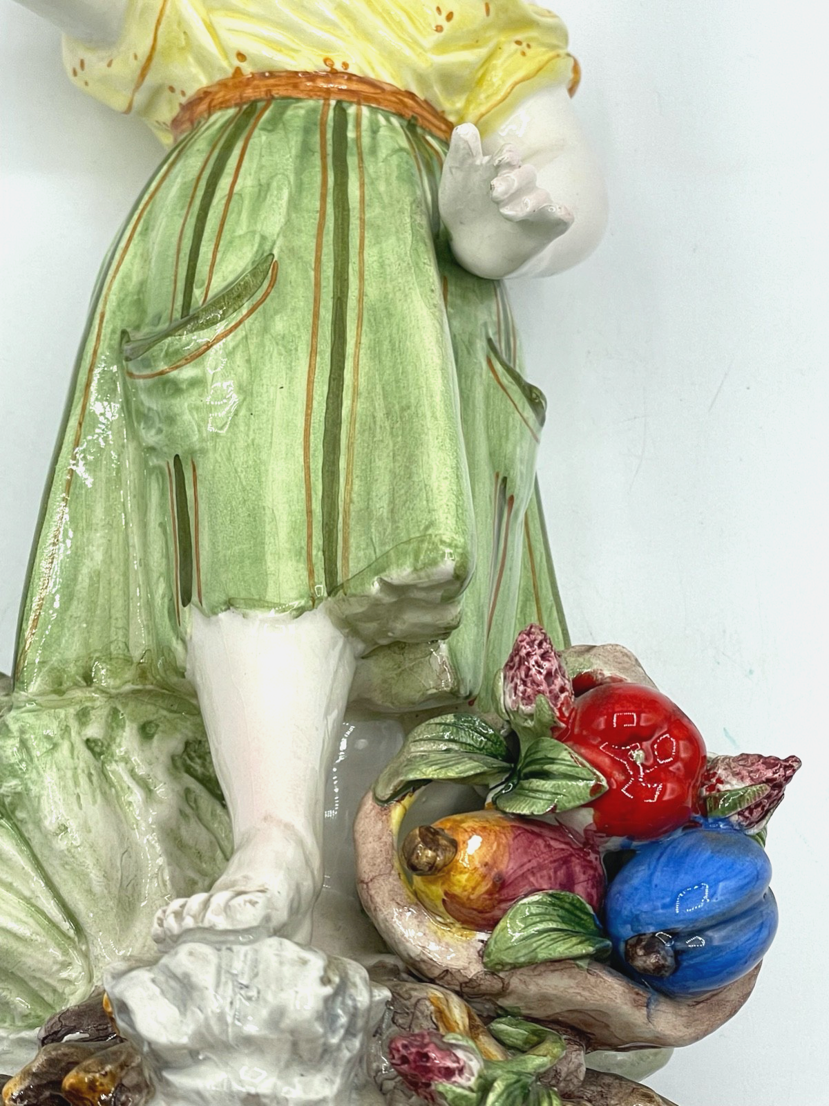 Antik große Porzellan Figur handbemalt aus Italien H 31,5 cm Mädchen Obstkorb11