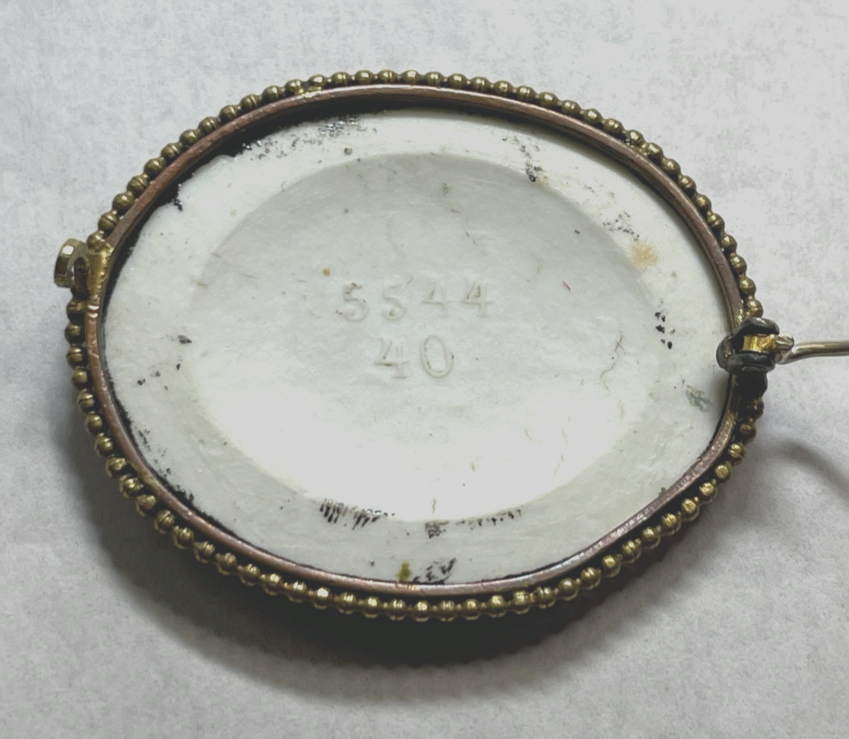 Antik Porzellan Brosche Rosen Motiv Handmalerei um 1900  sehr gepflegt 4,4 x 3,53