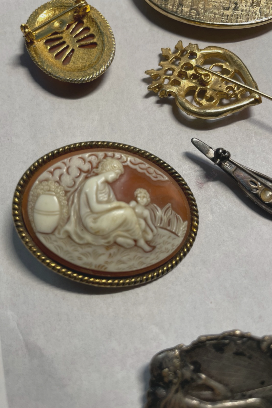 6 Nostalgie Broschen vintage Modeschmuck gepflegt auch mit Cameo Style7
