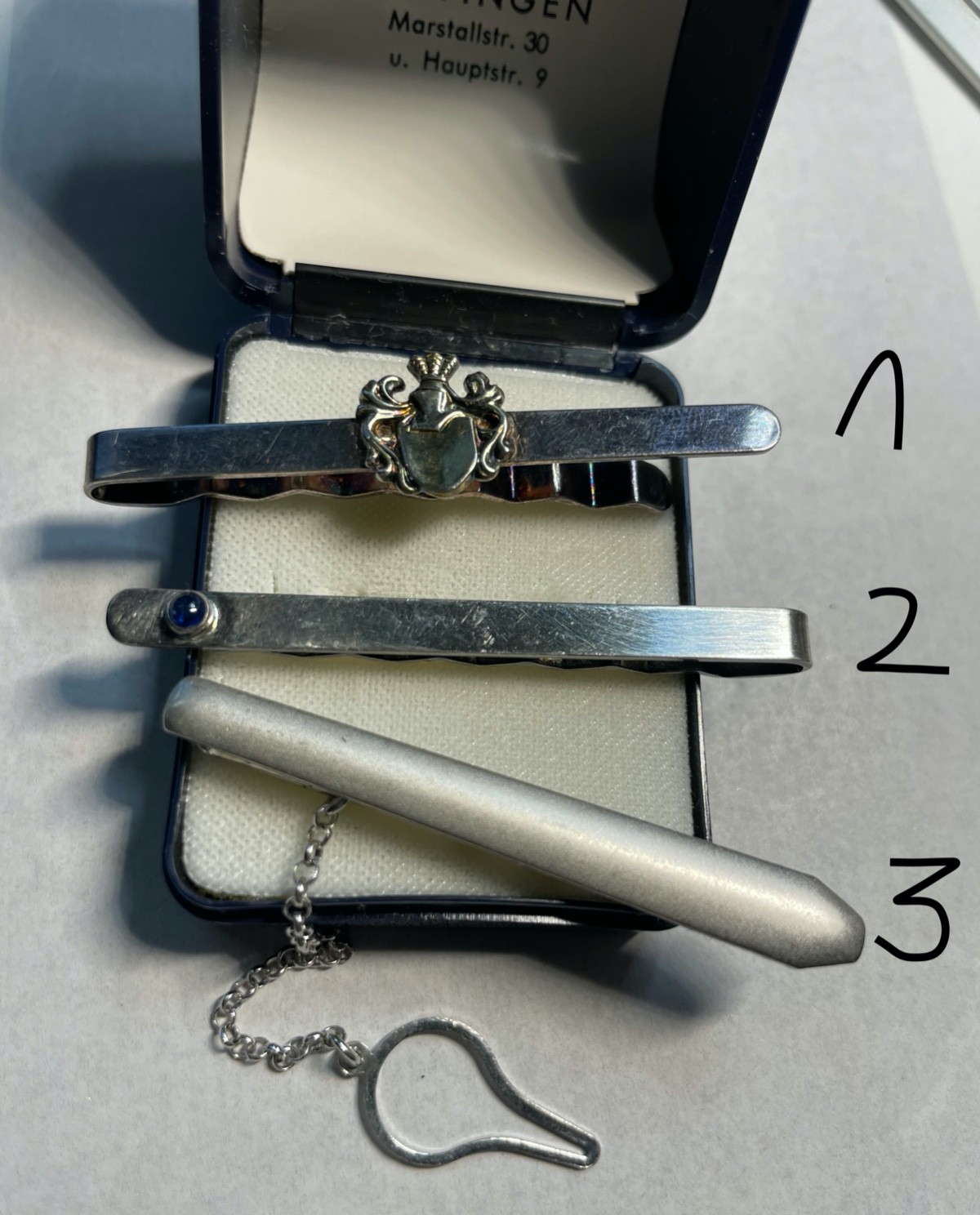 Konvolut 3 x Echtsilber Krawattenklammer Krawattenhalter mit Saphir und Wappen0