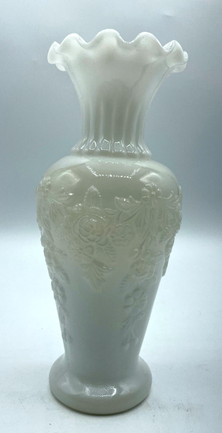 Antik Jugendstil Opalglas Milchglas Vase Blumen Dekor halbplastisch Rand gewellt0