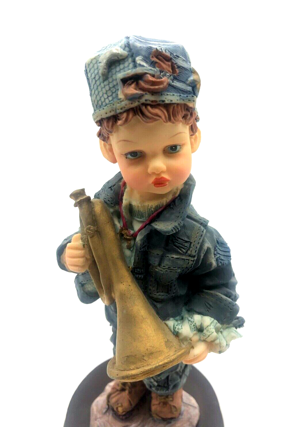 Hübsche Deko Figur kleiner Junge Bub mit Jeans Kleidung und Trompete H 20,5 cm1