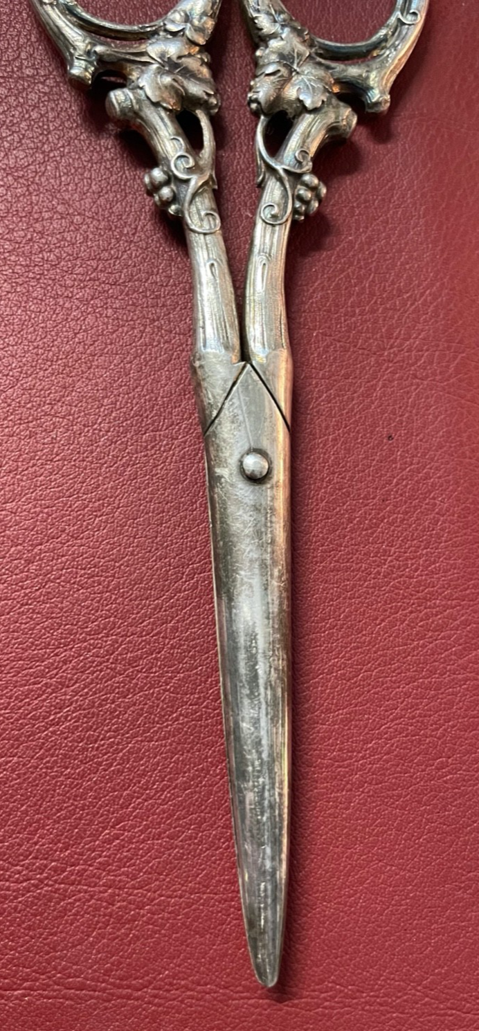 Antik Traubenschere mind. 800 Silber Weinlaub Dekor plastisch um 1900 L 17 cm2