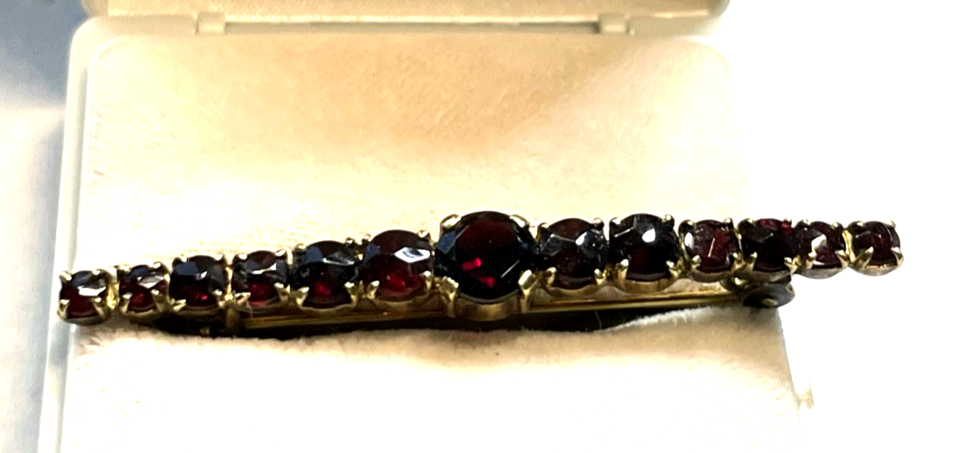 Klassische Stabbrosche Anstecknadel 333 Gold 8 K GG mit 13 x Granat gepflegt8