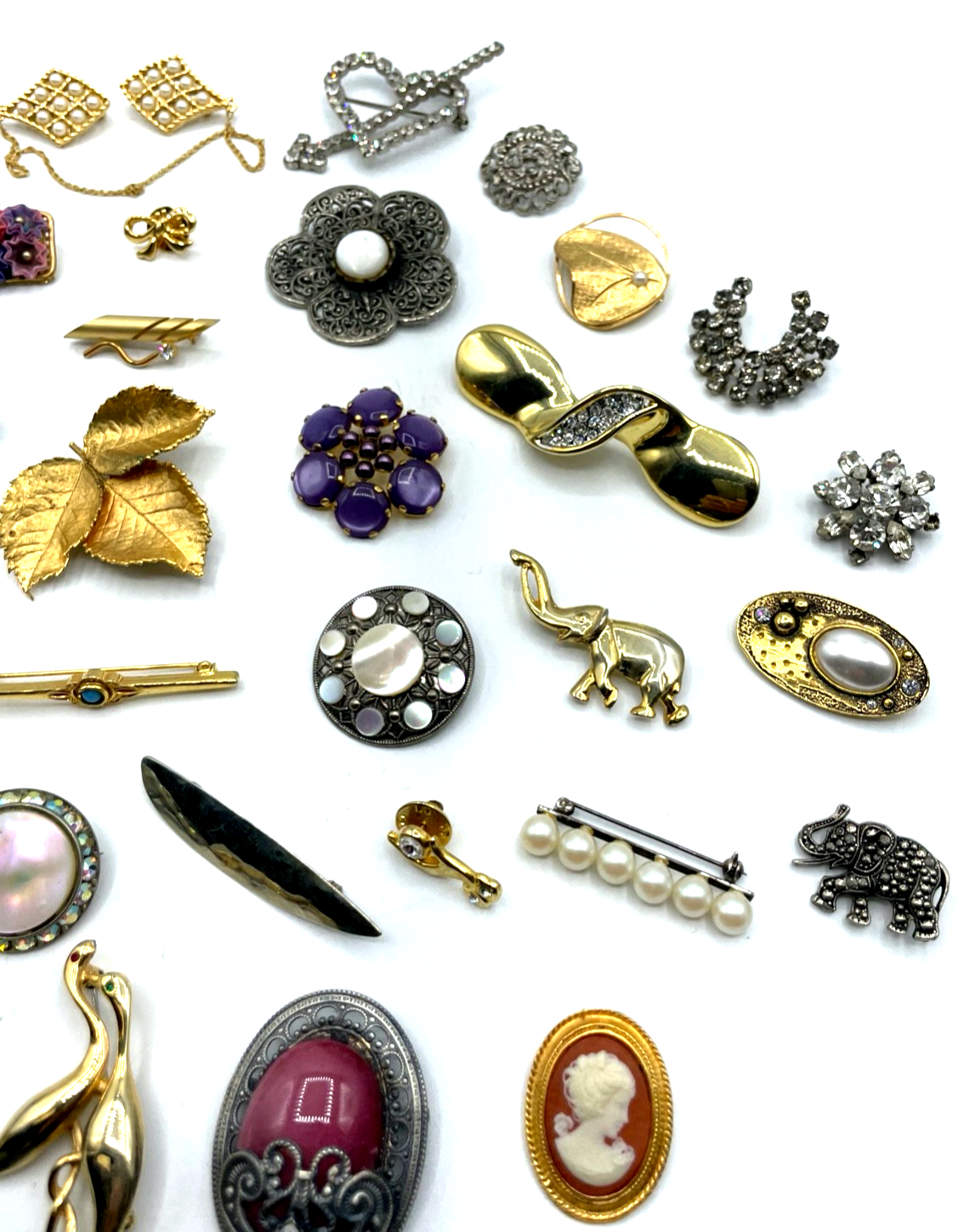 Konvolut 34 Stck. Broschen Anstecknadeln antik vintage + neu Modeschmuck gepfl.10