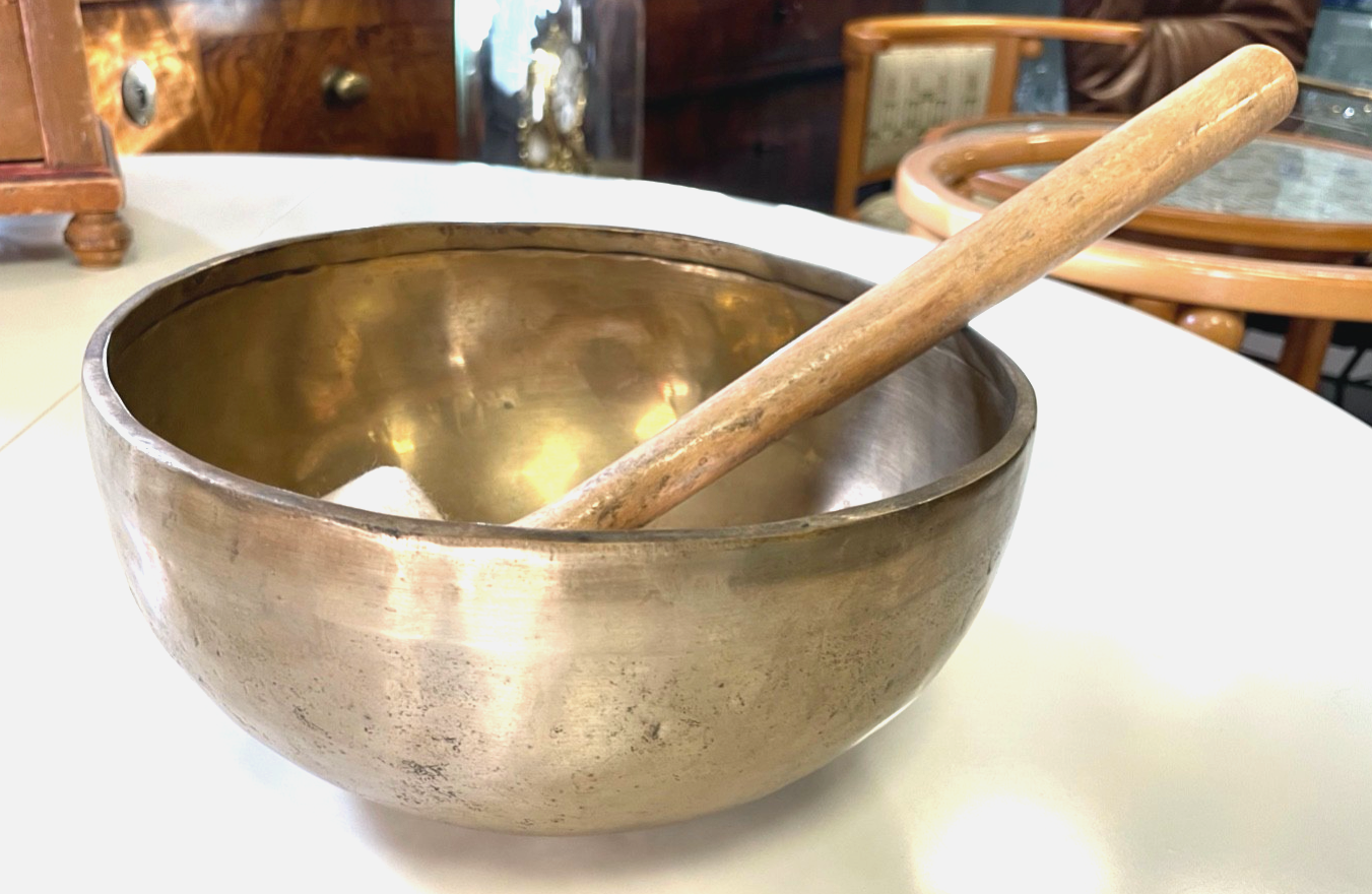 Große Klangschale Messing Singing Bowl Meditation 22 cm mit Klöppel Handarbeit0