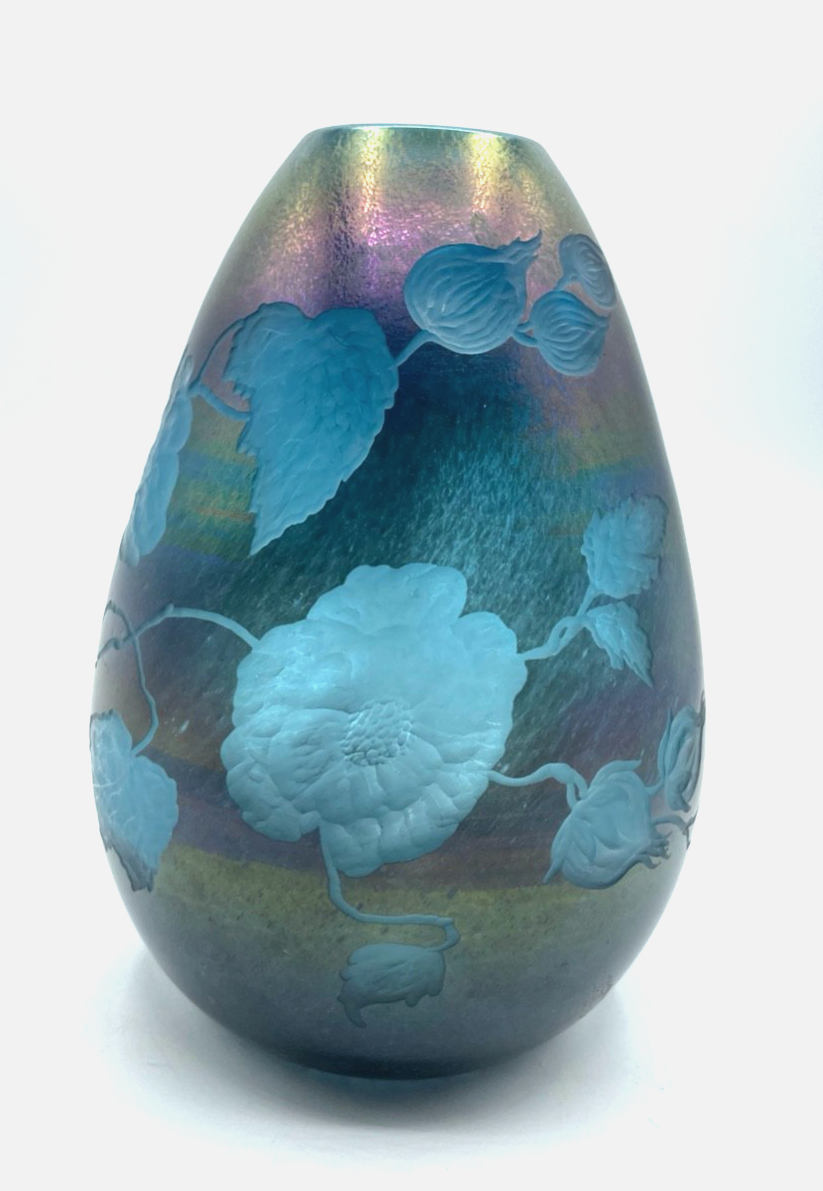 Attraktive Glaskunst Vase Schmid - Jacquet signiert irisierend + geätzte Blumen0