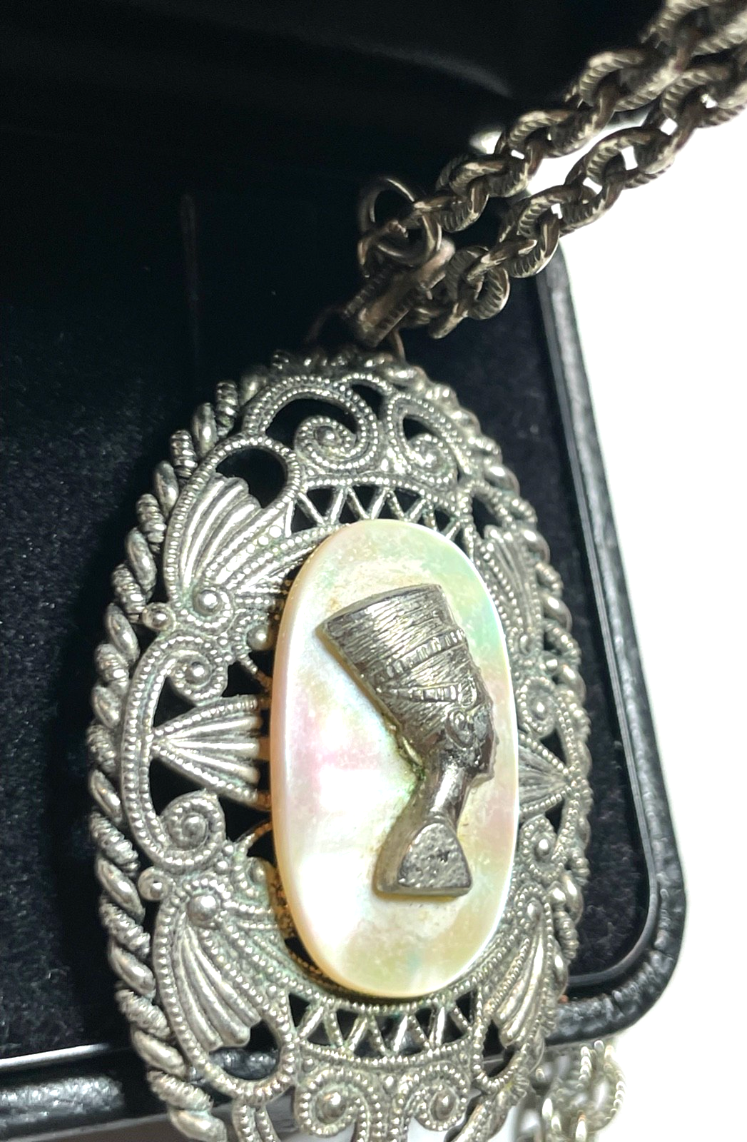 Vintage Modeschmuck gr. Nofretete Amulett auf Perlmutt versilbert lange Kette5