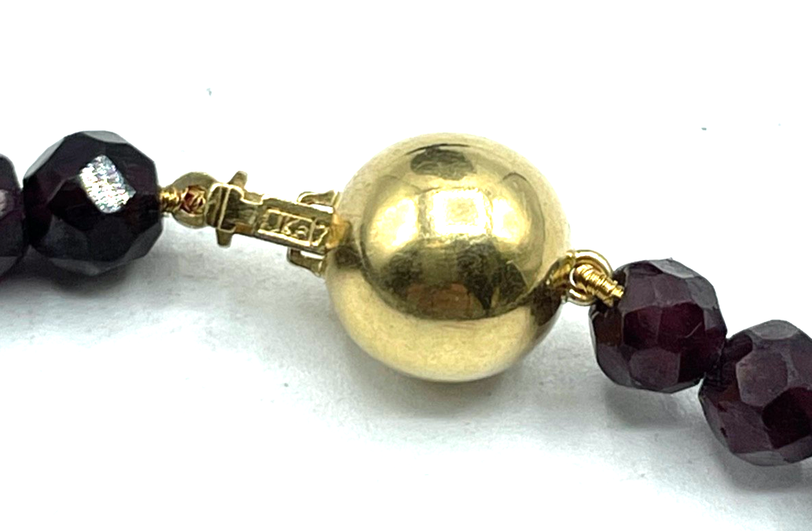 Attraktive 43 cm lange facettierte Granat Halskette mit 750 Gold Kugelschliesse7