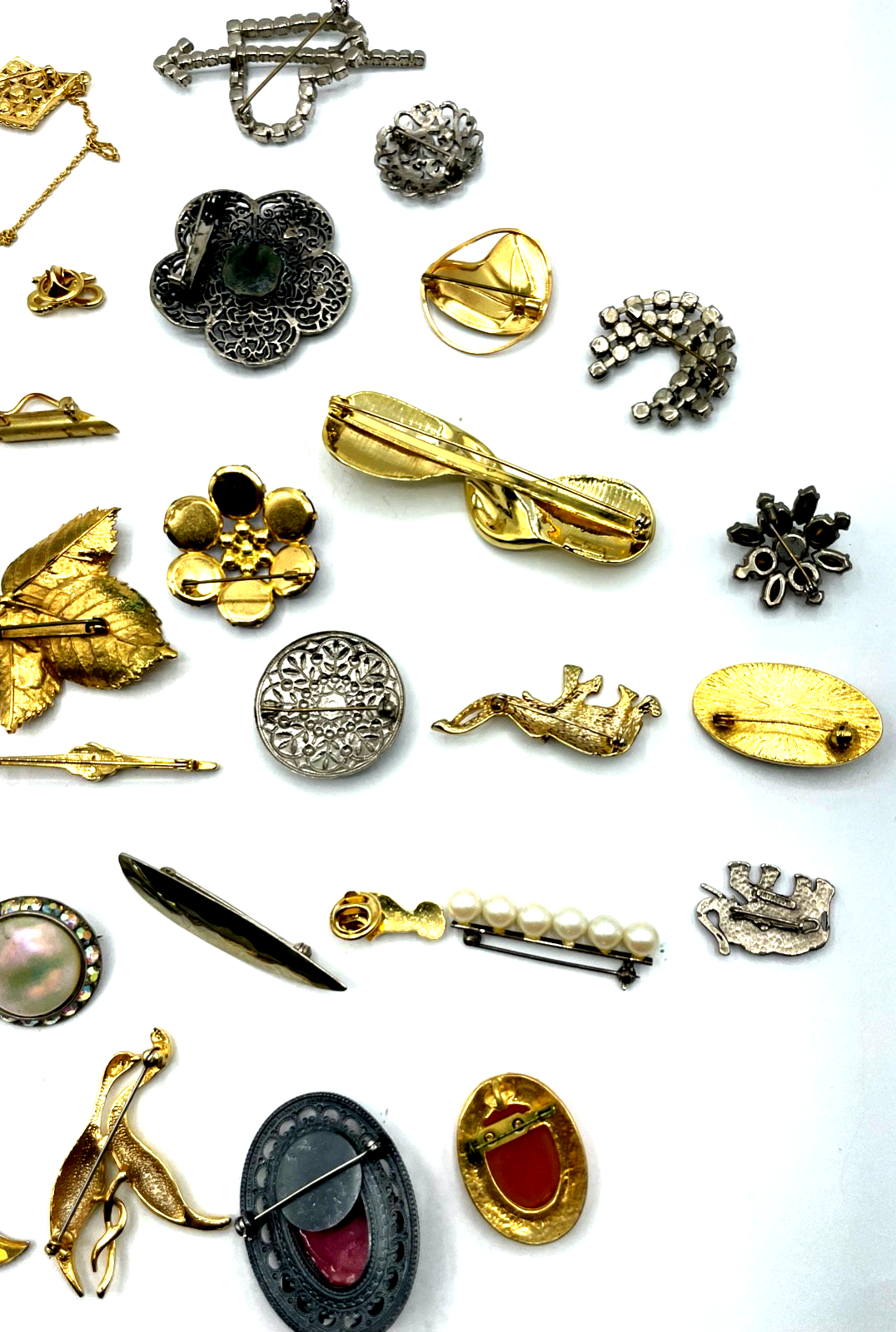 Konvolut 34 Stck. Broschen Anstecknadeln antik vintage + neu Modeschmuck gepfl.16
