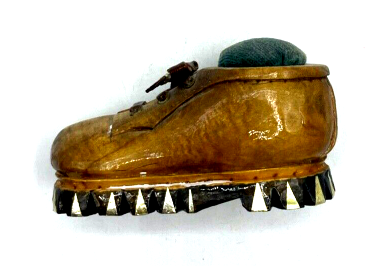 Altes Nadelkissen Bergsteiger Schuh Holz Handarbeit pin cushion Souvenir7