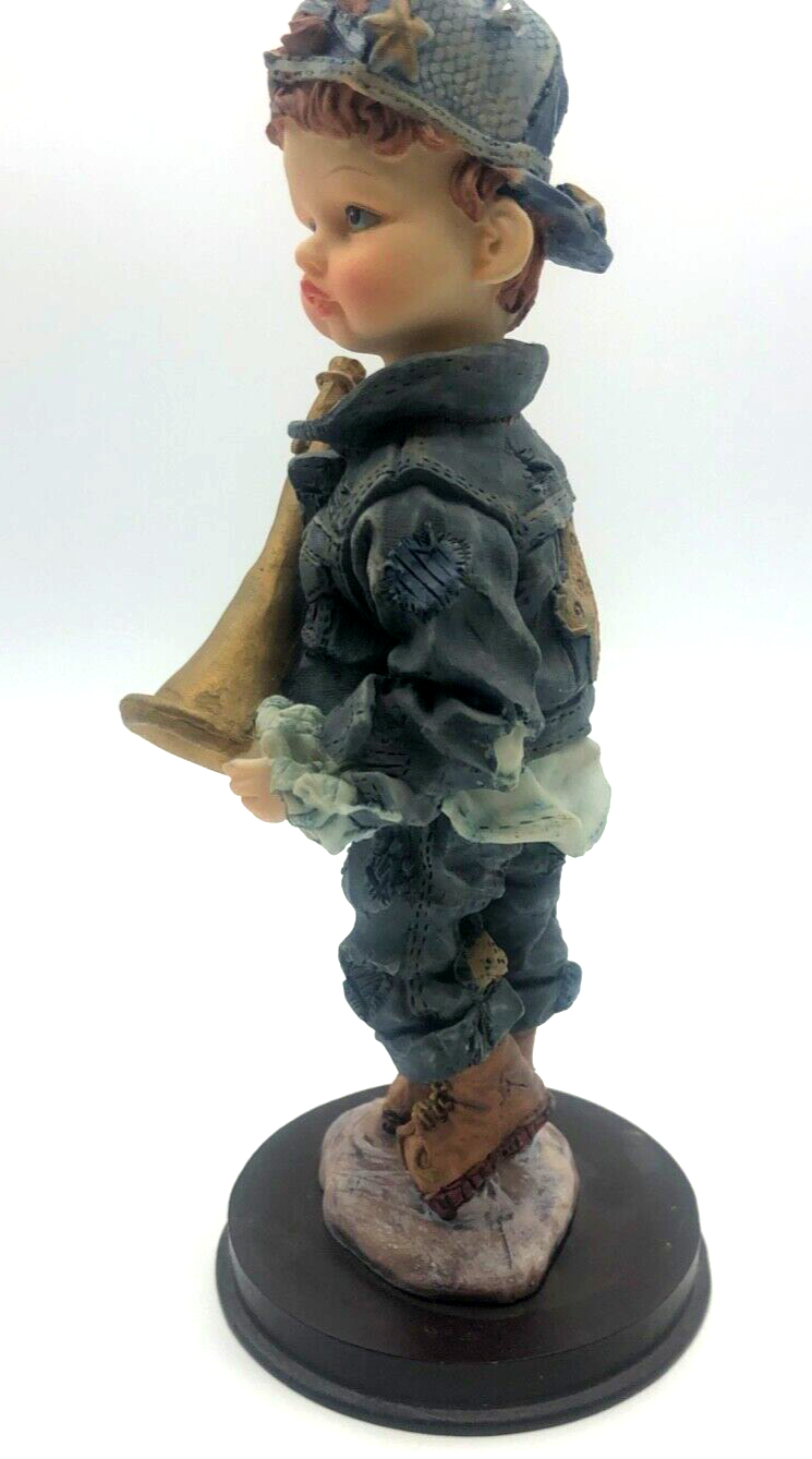 Hübsche Deko Figur kleiner Junge Bub mit Jeans Kleidung und Trompete H 20,5 cm2