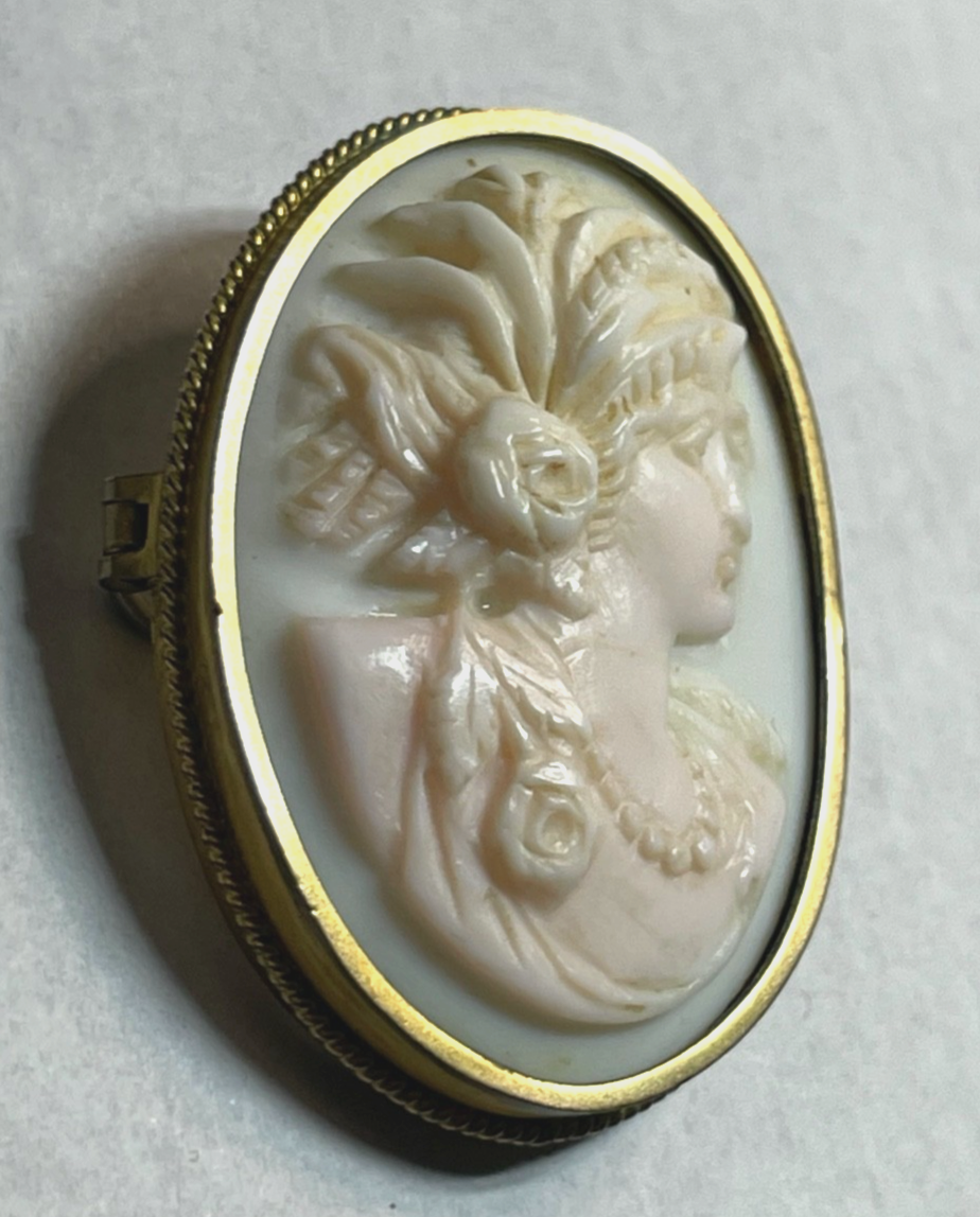 Antik Engelshaut  Korallen  Gemme vor 1900 Cameo Brosche feine Handarbeit gepfl.7