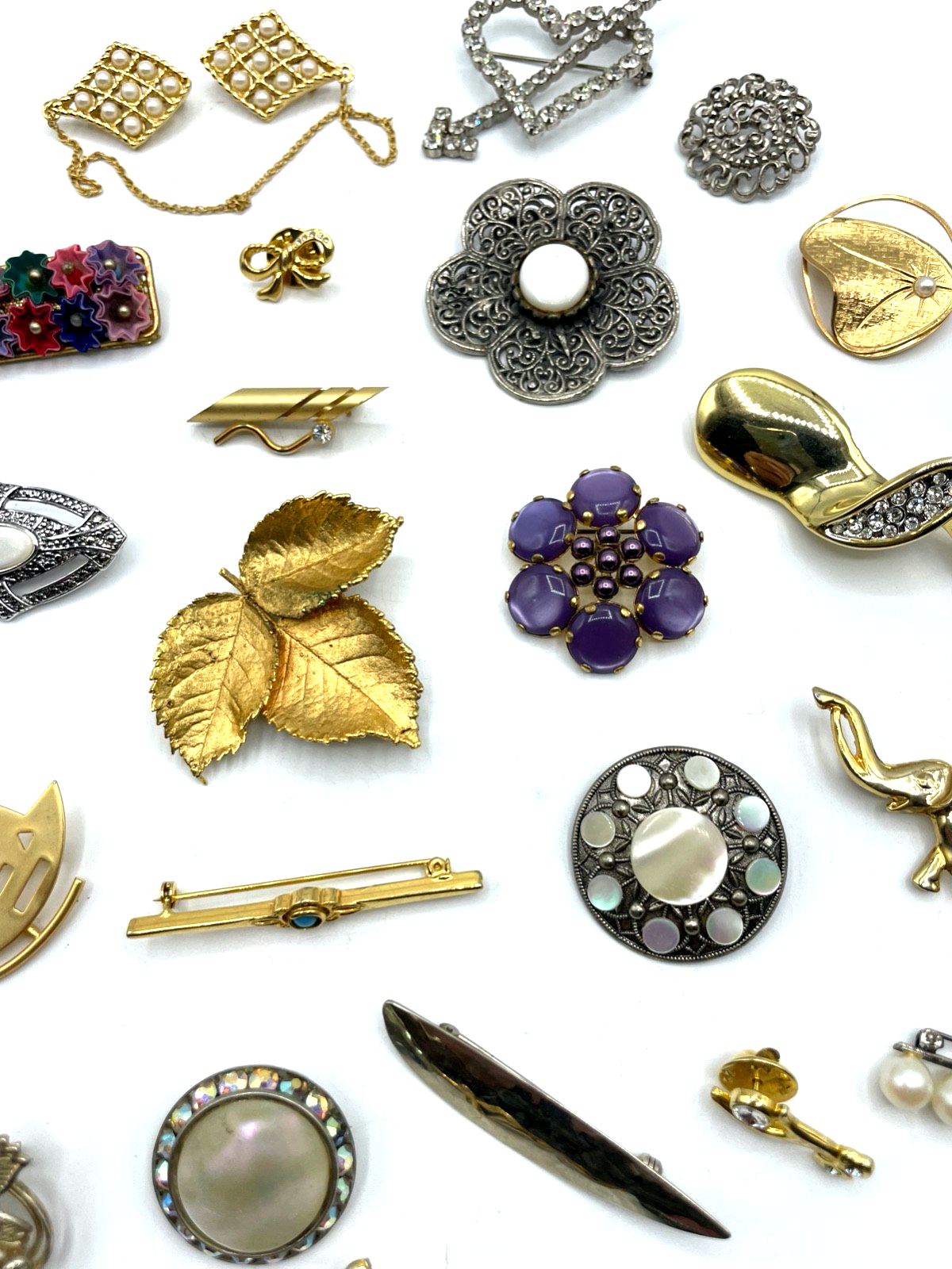 Konvolut 34 Stck. Broschen Anstecknadeln antik vintage + neu Modeschmuck gepfl.6
