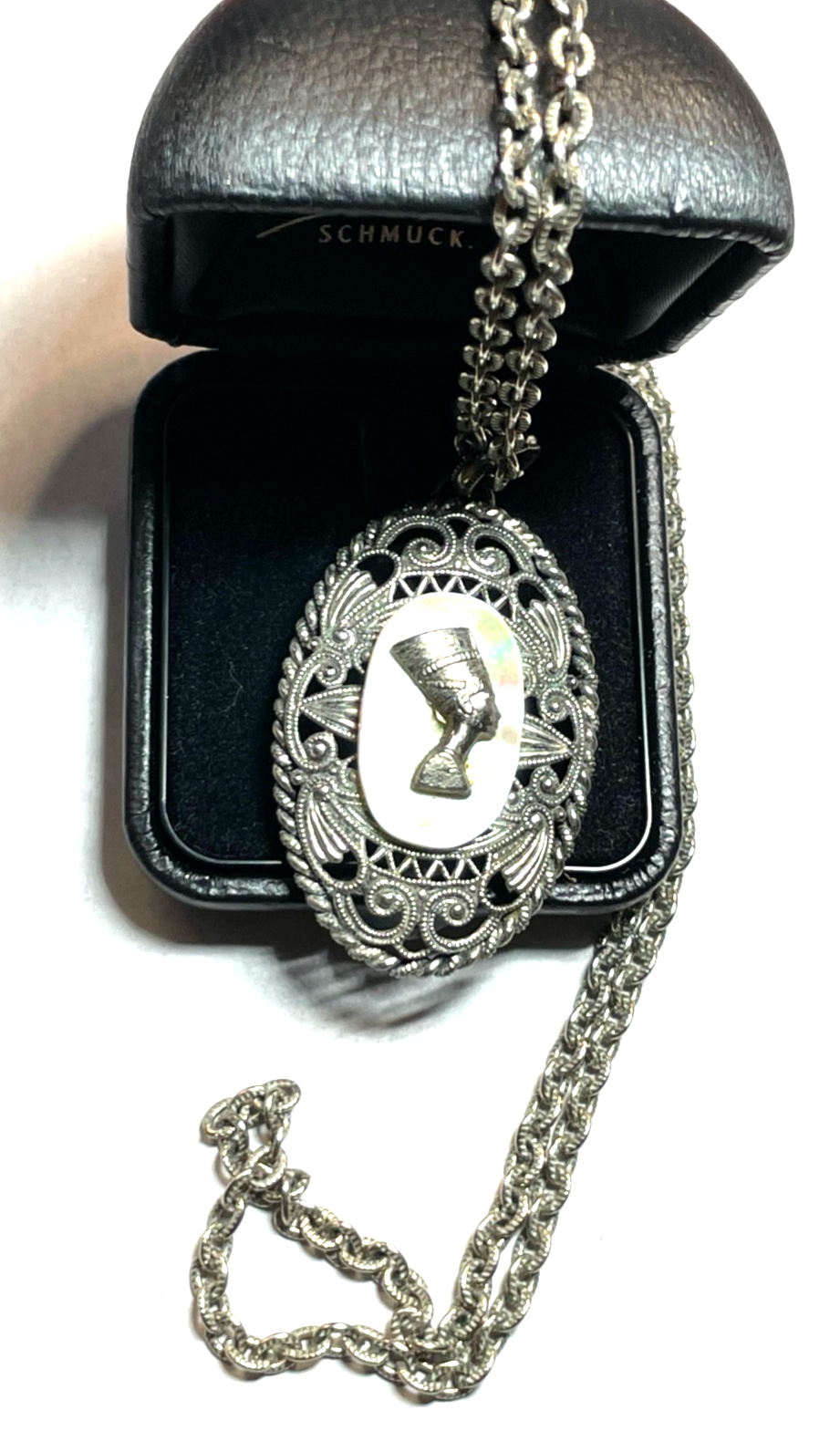 Vintage Modeschmuck gr. Nofretete Amulett auf Perlmutt versilbert lange Kette0