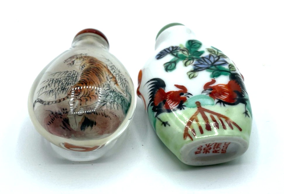 Asiatika 2 vintage snuff bottle Glas China handbemalt Riechfläschchen Tiger Hahn6