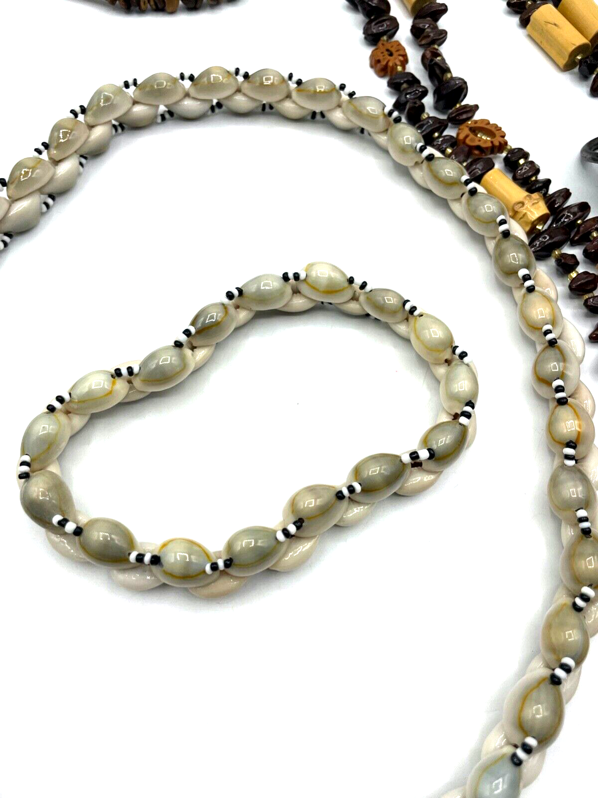 Konvolut Ethno Schmuck Ketten Armreif Armband Horn Bein Perlmutt Kauri Muschel1