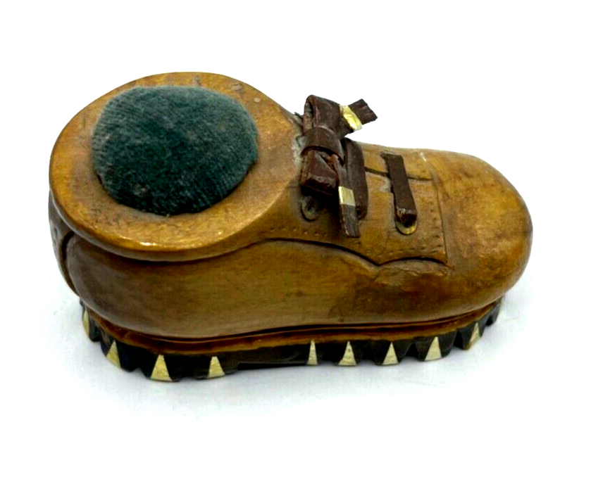 Altes Nadelkissen Bergsteiger Schuh Holz Handarbeit pin cushion Souvenir4