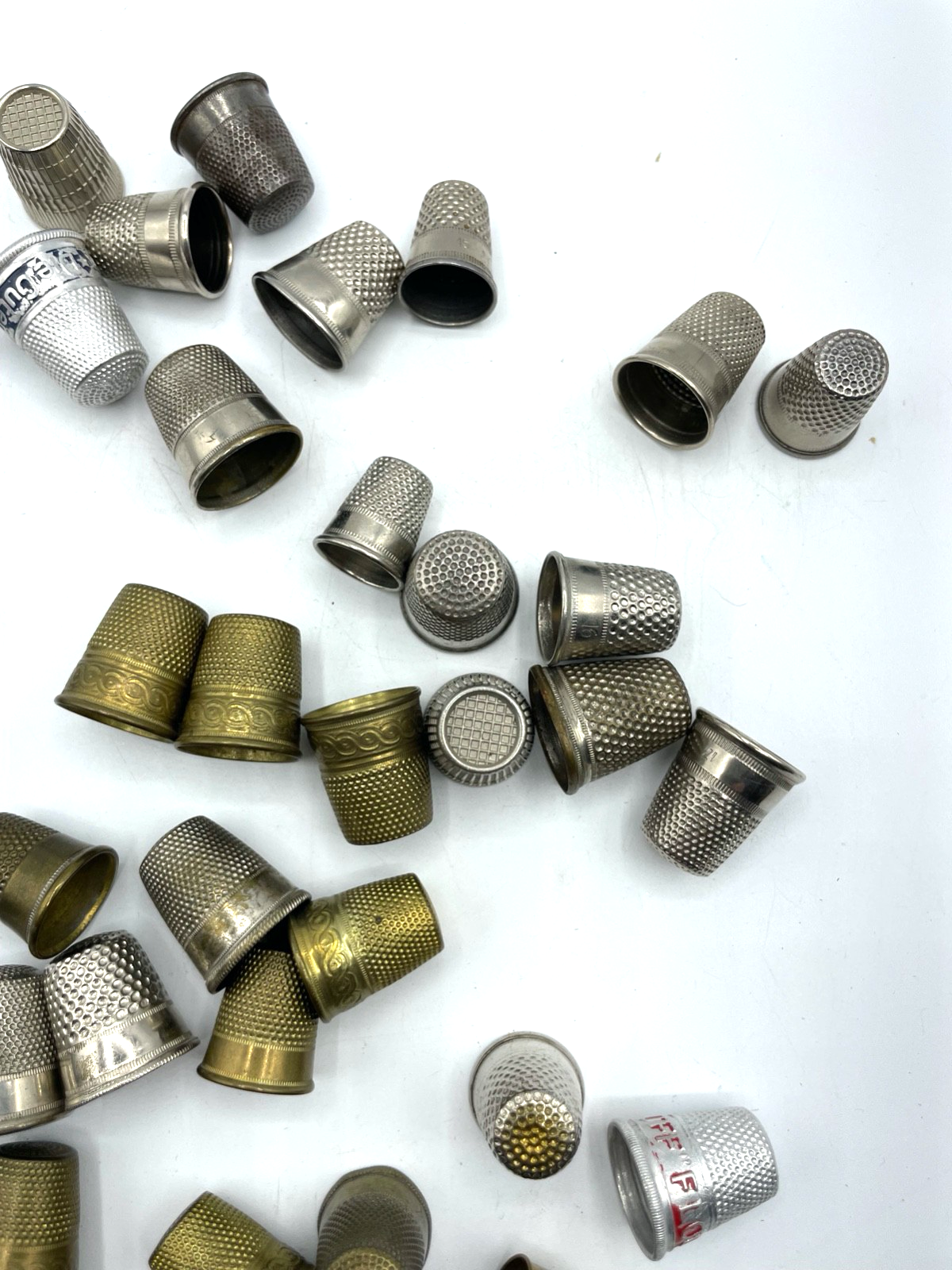 Vintage Konvolut 36 alte Fingerhüte aus Metall Dachbodenfund gepflegt3