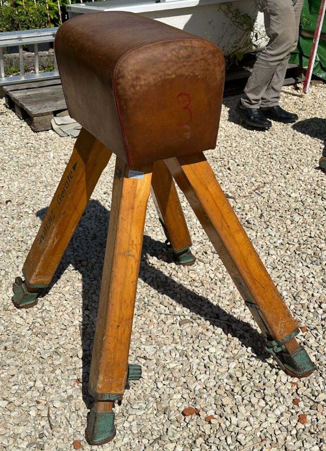 BENZ - alter Turnbock - Rindsleder - massiv Hartholz - Stufenlose Verstellung4