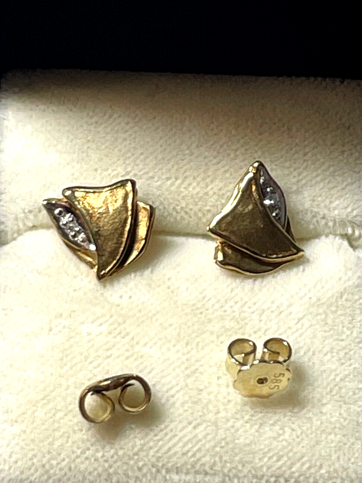 Solide 333 Gold 8 K Ohrringe Ohrstecker je 1 kleiner Diamant Juwelier Qualität0