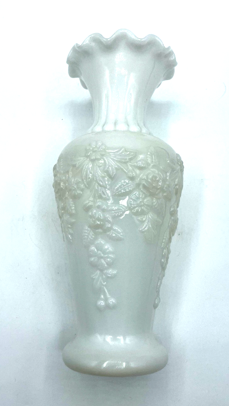 Antik Jugendstil Opalglas Milchglas Vase Blumen Dekor halbplastisch Rand gewellt5