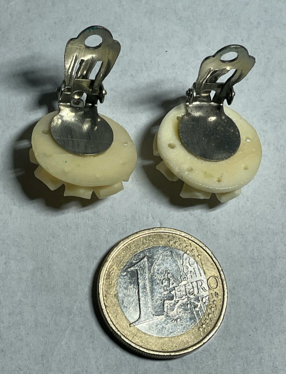 Paar vintage handgeschnitzte Horn Ohrclips Clips Blüten  Ø  19 mm sehr gepflegt2